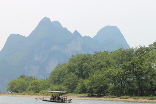 漓江山水间的悠然小船