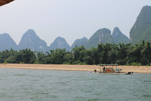 漓江山水间的悠然小船