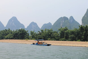 漓江山水间的悠然小船