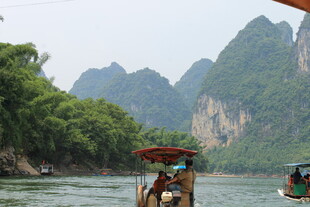 漓江竹筏游 赏山水风光