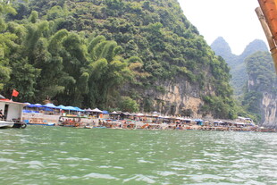 漓江山水间的江畔风光