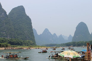 漓江山水间的游船美景
