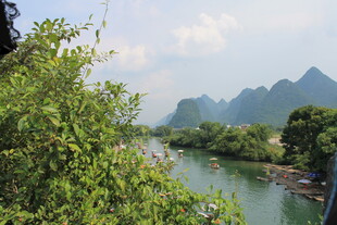 秀丽河畔青山绿树美景