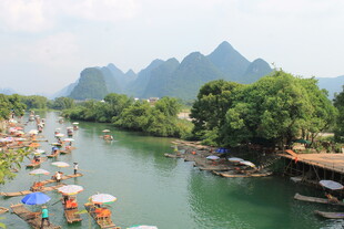 漓江山水间的悠然竹筏景