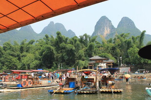 漓江山水间的热闹码头