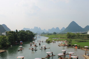 漓江山水间的游船景色