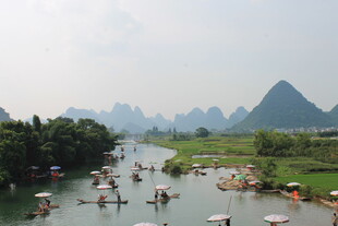 漓江山水间的悠然泛舟景