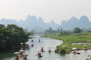 漓江山水间的竹筏漂流