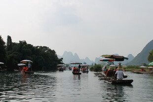 漓江泛舟赏秀丽山水风光