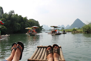 漓江竹筏上的惬意时光