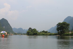 漓江山水间的竹筏游览