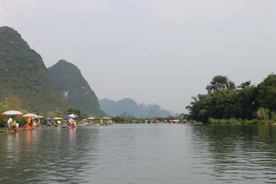 漓江山水间的悠然风光
