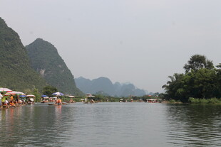 漓江山水间的泛舟美景