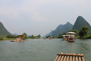 漓江竹筏泛舟山水间