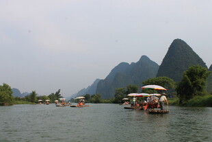 漓江山水间的游船风景
