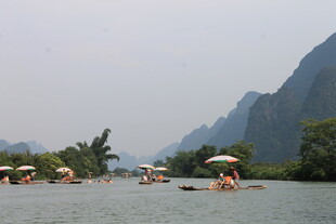 漓江泛舟赏秀丽山水
