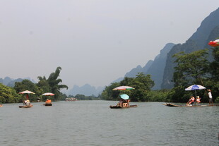 漓江泛舟赏山水美景