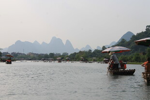 漓江山水间的悠然竹筏行