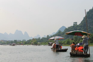 漓江泛舟赏山水美景