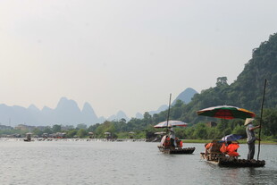 漓江泛舟赏秀丽山水景色