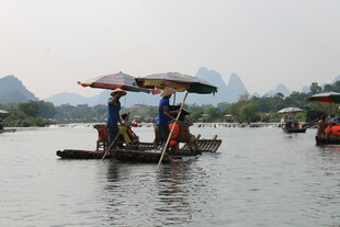 漓江竹筏游 悠然山水间