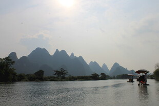 漓江山水美景 孤舟泛江