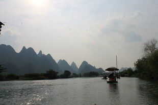 漓江山水间的悠然小船