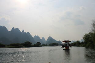 漓江泛舟赏秀丽山水