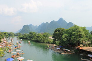 漓江山水间的河畔风光