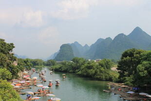 漓江山水间的竹筏漂流