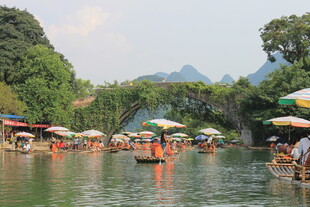 漓江畔热闹的水上休闲场景