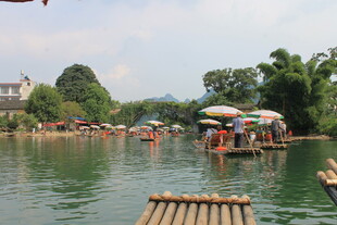 水上竹筏游 水乡好风光