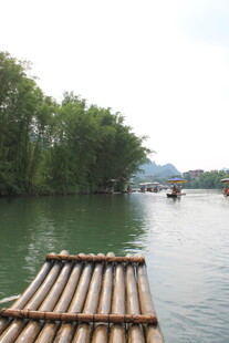 宁静河畔的竹筏风光