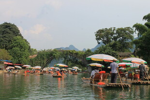 漓江竹筏游山水风光如画