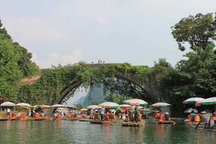 水上泛舟处 绿荫拱桥景