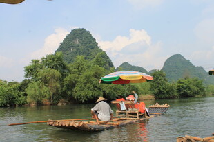 漓江竹筏游 赏山水美景