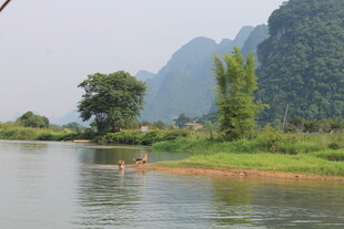 漓江山水间的悠然景致