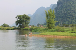漓江山水间的悠然景致