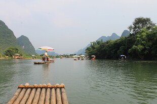 漓江竹筏游 山水入画境