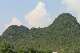 青山白云间的秀丽景致