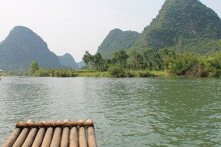 漓江竹筏山水美景