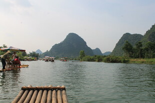 漓江山水间的竹筏美景
