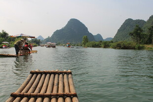 漓江竹筏游 山水好风光