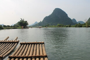 漓江竹筏山水美景