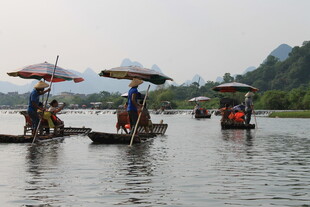 江上竹筏游 撑伞赏景人
