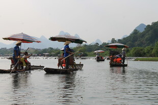 漓江竹筏游 悠然山水间