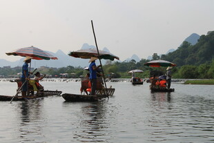水上泛舟的悠闲场景