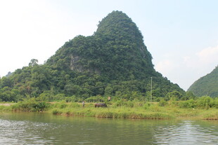 漓江畔秀丽山峰景色