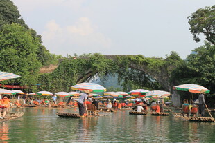 水上泛舟的热闹景象