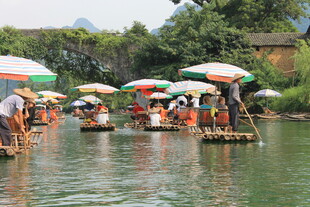 漓江竹筏游 伞下享惬意